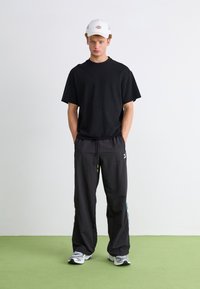 Puma PLAY PARIS TRACK PANTS - Tepláky - black