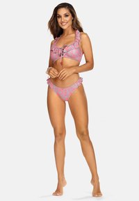 Różowo-niebieski zestaw kąpielowy w kwiaty, z falbaniaszyną, skróconą bluzką z regulowanym sznurkiem i pasującymi majtkami bikini z falbaniastymi krawędziami.