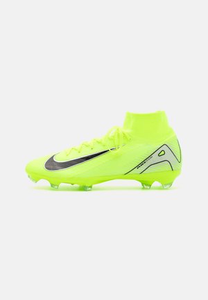 Fel geelgroene hoge voetbalschoen met zwarte Nike-swoosh, veters en noppen, ontworpen voor het spelen op stevige ondergrond.