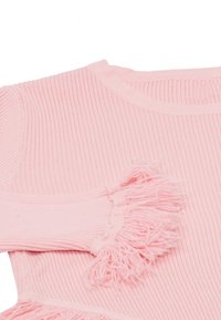 Lyserød ribbet sweater med korte ærmer og frynse detaljer. Stoffet har en blød struktur og en rund halsudskæring.