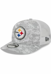 Graue Camouflage-Baseballmütze mit einem runden Patch, das das Steelers-Logo zeigt. Netzrücken, gebogener Schirm, verstellbarer Riemen. 95 % Polyester, 5 % Spandex.