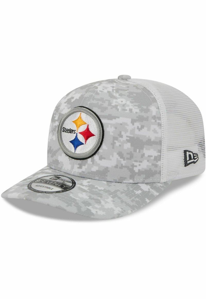 Graue Camouflage-Baseballmütze mit einem runden Patch, das das Steelers-Logo zeigt. Netzrücken, gebogener Schirm, verstellbarer Riemen. 95 % Polyester, 5 % Spandex.