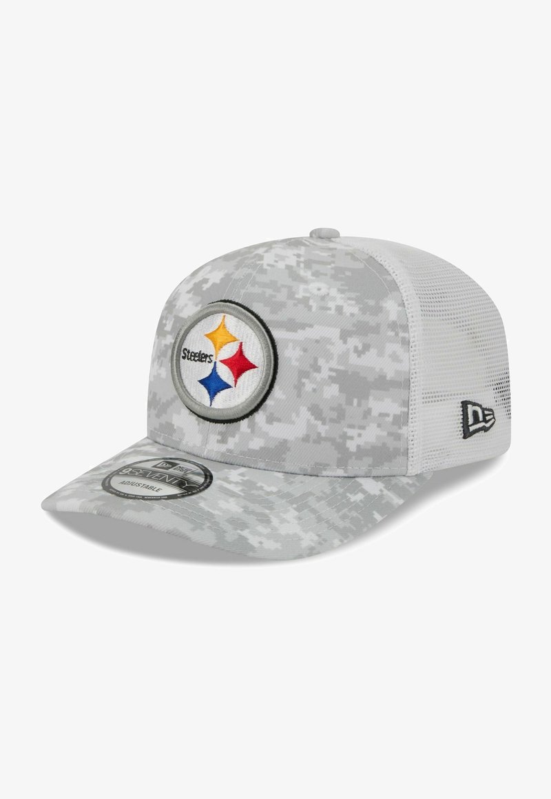Graue Camouflage-Baseballmütze mit einem runden Patch, das das Steelers-Logo zeigt. Netzrücken, gebogener Schirm, verstellbarer Riemen. 95 % Polyester, 5 % Spandex.