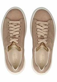 Beige Wildleder-Sneaker mit weißen Gummisohlen, flachen Schnürsenkeln und einem runden Zehenbereich. Innen zeigen sie ein glattes Stofffutter.