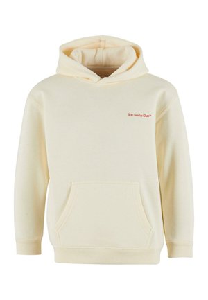 Kremfarget hettegenser laget av mykt stoff, med en frontlomme og ribbestrikkede mansjetter, med rødt "Slow Sunday Club"-logo på brystet.