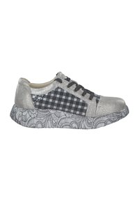 Sneaker argentata con tomaia texturizzata, motivo a quadri bianchi e neri, lacci neri e una suola bianca decorata con design intricati.
