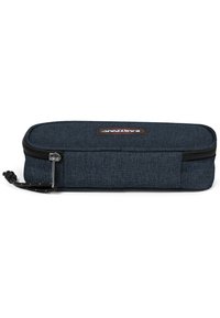 Pencil case rettangolare realizzato in tessuto blu scuro, con un motivo testurizzato, zipper nera e un patch logo sulla parte superiore.