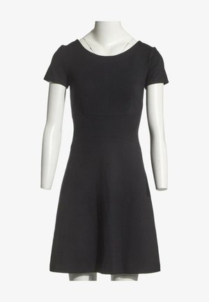 Robe noire à manches courtes avec un corsage ajusté et une jupe évasée présentée sur un buste de mannequin blanc sur fond blanc.