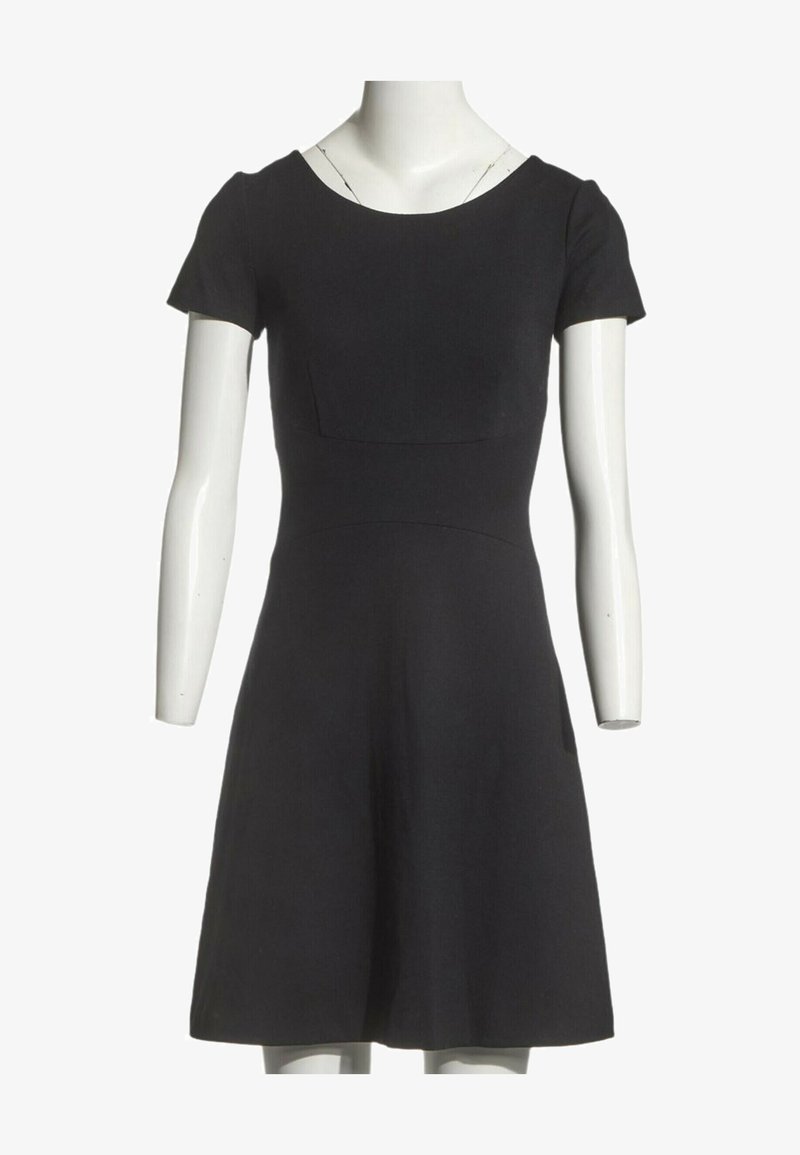 Robe noire à manches courtes avec un corsage ajusté et une jupe évasée présentée sur un buste de mannequin blanc sur fond blanc.