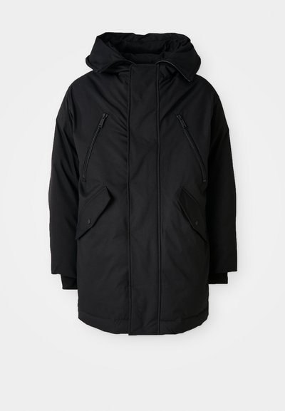 Schwarze Parka mit Kapuze, ausgestattet mit zwei Reißverschlusstaschen an der Brust, zwei Klapptaschen an den Seiten und einer lockeren Passform. Weicher Stoff mit glatter Textur.