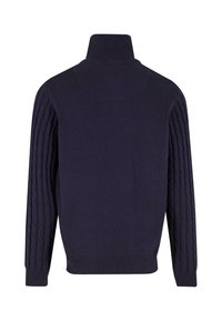 Maglione a collo alto blu navy con maniche a treccia testurizzate e polsini e orlo a coste, mostrato da dietro.