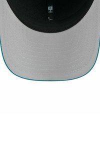Casquette de baseball avec une couronne noire, un visière grise et des coutures d'accent en bleu sarcelle. Présente un tissu texturé et un design de visière plate.