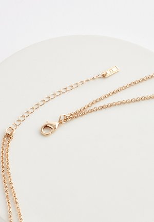 Naszyjnik w odcieniu złota z dwoma stylami łańcucha: jeden z owalnymi ogniwami, a drugi z małymi okrągłymi ogniwami, wykończony zapięciem typu karabi�ńczyk.
