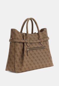 Brązowa torba typu tote z wzorem, dwoma uchwytami, przednią kieszenią na zamek i złotymi okuciami. Materiał o fakturze, o wyraźnie zdefiniowanym, usztywnionym kształcie.