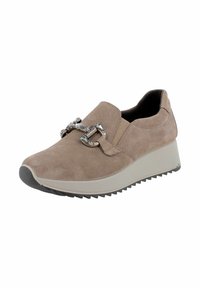 Scarpa slip-on in suede beige con suola a cuneo, caratterizzata da accenti metallici e pannelli laterali elastici per una facile calzata. Suola in gomma testurizzata.
