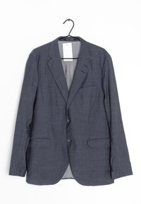 Blazer grigio scuro realizzato in tessuto testurizzato, con chiusura a due bottoni, rever a punta, tasche laterali e una fodera interna parzialmente a righe.