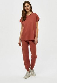 Desires GABI JOGGER - Treniņtērpa apakšdaļas - burnt red