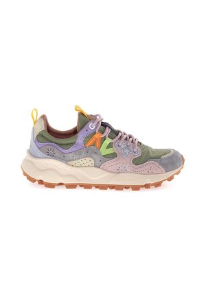 Sneaker multicolore avec des couches de daim vert, violet et gris. Semelle épaisse beige avec un moletage en caoutchouc texturé et des lacets contrastants.