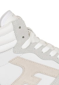 Hoge sneakers met witte leren en lichtgrijze suede accenten, met een textuurafwerking, ronde veters en geperforeerde details aan de zijkanten.