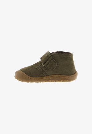 Scarpa alla caviglia in camoscio verde oliva per bambino con suola in gomma marrone e chiusura a strappo, vista laterale su sfondo bianco.