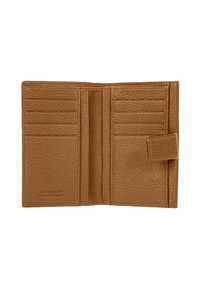Portefeuille en cuir véritable marron ouvert, montrant plusieurs emplacements pour cartes de chaque côté et un rabat à pression sur le côté droit.