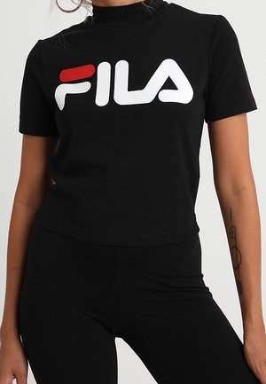Zwarte T-shirt met korte mouwen met een groot wit en rood FILA-logo. Zachte stof met een getailleerd ontwerp, hoge halslijn en eenvoudige, strakke lijnen.