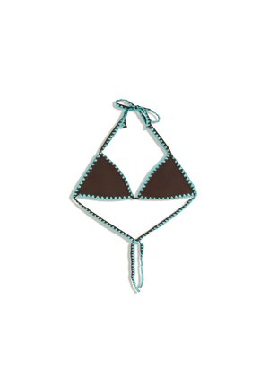 Brązowy trójkątny top bikini z jasnoniebieską zygzakowatą lamówką oraz wiązanymi paskami na szyi i plecach na białym tle.
