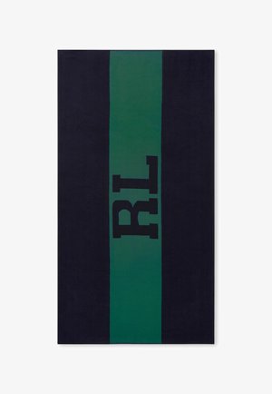 Serviette de bain bleu marine avec une bande verte verticale et l'inscription "RL" en lettres noires dans une police grasse et moderne. Texture douce et moelleuse dans l'ensemble.