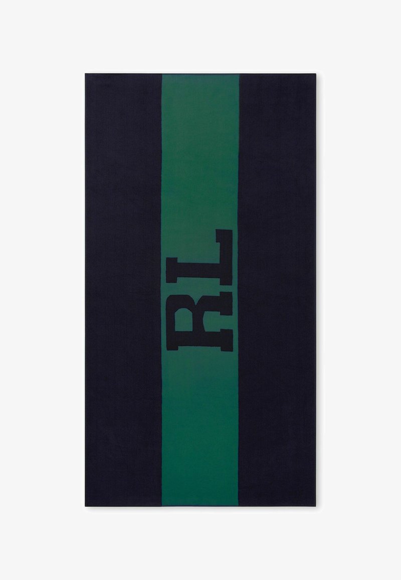 Ναυτικό πετσέτα με κάθετη πράσινη ρίγα και μαύρα γράμματα "RL" σε έντονη, σύγχρονη γραμματοσειρά. Μαλακή, αφράτη υφή συνολικά.
