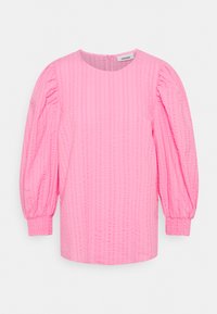 Blusa rosa texturizada com decote arredondado e mangas bufantes. Apresenta um padrão de riscas verticais e punhos elásticos. Fecho com aberturinha nas costas.