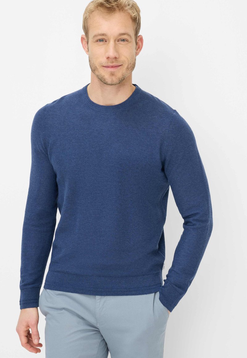 Marineblauer Strickpullover mit Rundhalsausschnitt, langen Ärmeln, gerippten Bündchen und Saum, mit strukturierter Stoffoberfläche und figurnahem Schnitt.