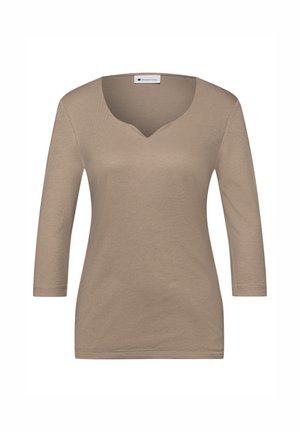 Top beige para mujer con mangas tres cuartos y un sutil escote en V, hecho de tela suave y ligera.