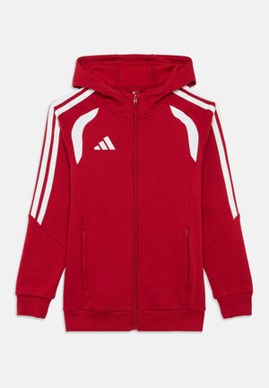 Rote Kapuzenjacke mit Reißverschluss, weißen Streifen an den Ärmeln, weißen geschwungenen Akzenten auf der Brust und einem kleinen weißen dreieckigen Logo auf der linken Seite.