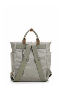 Zaino in nylon grigio con dettagli in pelle, doppi manici superiori e spallacci regolabili. Presenta una tasca frontale con zip e tasche laterali.