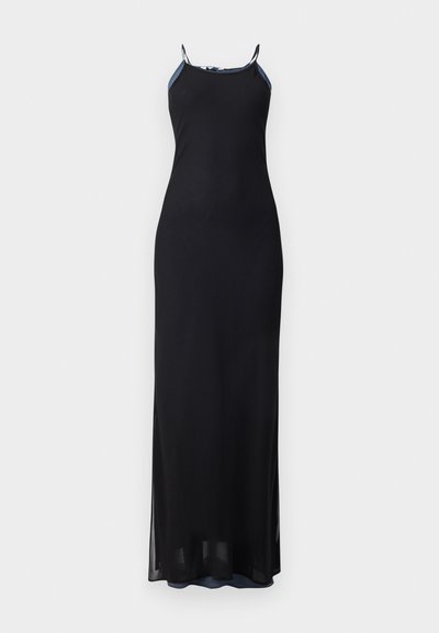 Μαύρο μακρύ φόρεμα με λεπτές τιράντες, εφαρμοστή σιλουέτα και πλαϊνές σχισμές. Μαλακό, ρέον ύφασμα με απαλό μαTexture. Διακοσμημένο ντεκολτέ.