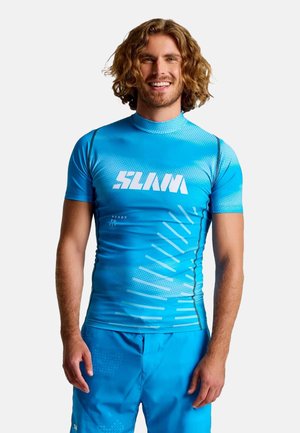 T-shirt de surf bleu à manches courtes avec un motif texturé et un logo blanc sur la poitrine. Dispose d'une coupe ajustée avec un col haut.