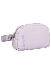 Fialová kosmetická taštička s hladkou, polstrovanou texturou, zaobleným tvarem, stříbrným zipem, bočním popruhem a embosovaným logem "EXPATRIÉ".