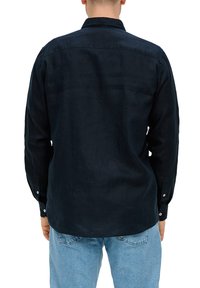Camisa de manga larga para hombre en lino azul marino oscuro, con puños abotonados y cuello estándar. La vista trasera muestra una textura suave y un corte ajustado.