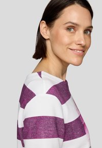 Kurzarm-Top mit horizontalem weißen und lila gestreiftem Muster, strukturiertem Stoff und rundem Ausschnitt. Glatte Oberfläche und moderne Passform.