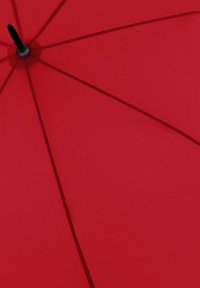 Rode stoffen parasol met acht segmenten, voorzien van een zwart centraal handvat en spaken, met een gladde textuur en zonder zichtbare patronen of versieringen.