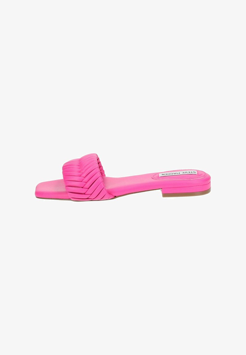 Sandalia plana tipo slide fabricada en material sintético rosa, con una tira ancha y estriada y una suela plana. Textura suave con forma rectangular.