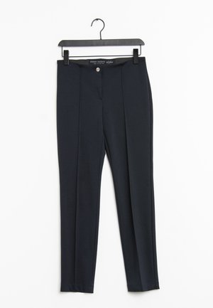 Pantalon habillé bleu marine à texture lisse, doté d'une fermeture à bouton à l'avant, de deux poches latérales et d'une coupe ajustée avec des plis avant.