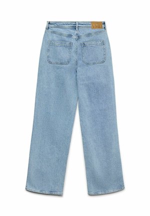 Jeans de mezclilla de tiro alto en un tono azul claro, con perneras anchas, dos bolsillos traseros y un parche de la marca en la cintura. Diseño clásico de cinco bolsillos.