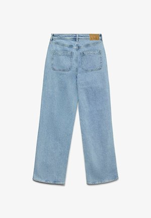 Jean en denim bleu clair à jambe large avec taille haute, deux poches arrière et un patch de marque à la taille. Design classique à cinq poches.