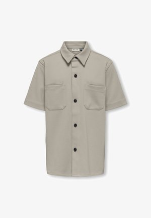 Chemise gris clair à manches courtes, boutonnée, avec col et deux poches poitrine à l'avant.