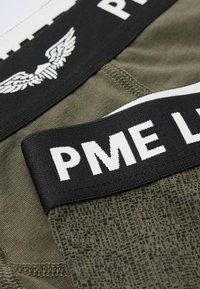 Moške bokserice z črnim elastikastim pasom, na katerem je v beli barvi napis "PME LEGEND", ter z olivno zeleno teksturirano tkanino.