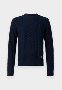 Marineblauwe kabelgebreide trui met een ronde hals, een gestructureerd patroon en geribde boorden en onderkant. De stof lijkt zacht en dik.
