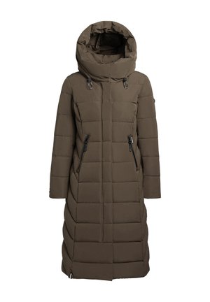 Garšs pūkains mētelis tumši zaļā olīvkrāsā ar augstu apkakli, rāvējslēdzēju kabatām un kviltētu tekstūru siltumizolācijai. Aprīkots ar regulējamu kapuci.