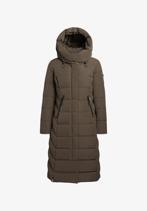 Manteau long en duvet de couleur olive foncé avec un col haut, des poches zippées et une texture matelassée pour l'isolation. Il dispose d'une capuche ajustable.