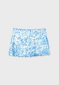 Mini-jupe bleu clair recouverte de sequins brillants et densément regroupés, présentée sur un fond blanc uni.